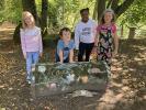 Les enfants créent dans la nature